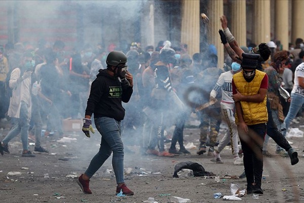 Necef’teki gösterilerde İran Başkonsolosluğu ateşe verildi