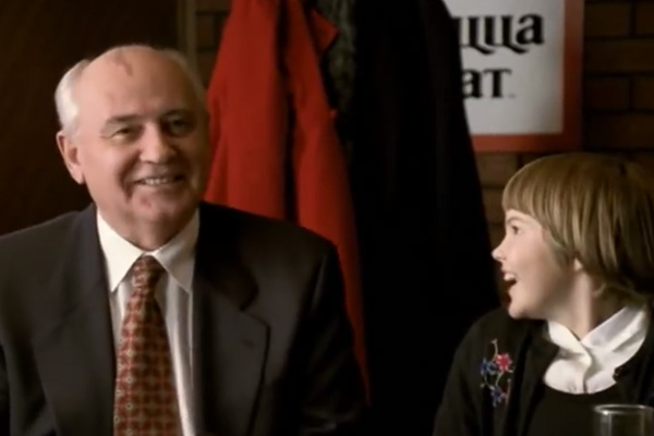 Son SSCB lideri Gorbaçov, pizza reklamında oynadı