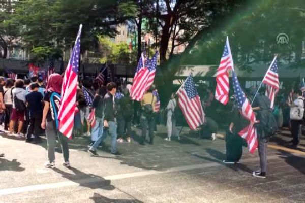 Hong Kong'da göstericiler ABD Konsolosluğu önünde toplandı