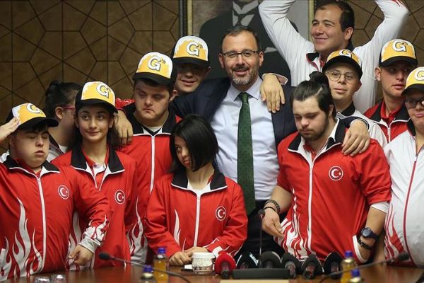 Gençlik ve Spor Bakanı Mehmet Muharrem Kasapoğlu özel sporcularla bir araya geldi