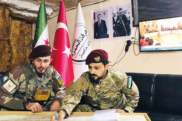 Suriye'deki SMO karargahında Atatürk fotoğrafının önündeki komutan kim?
