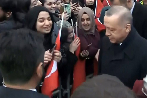 Cumhurbaşkanı Erdoğan, kendisine gösterilen ilgiyi karşılıksız bırakmadı