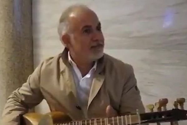 Kızılay Genel Başkanı Kerem Kınık Azerbaycan metrosunda tarla 'Çırpınırdı Karadeniz'i çaldı