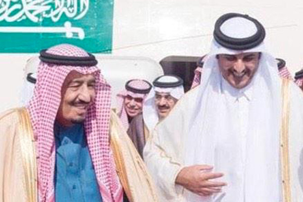 Kral Selman Katar Emiri'ni Körfez Zirvesi'e davet etti