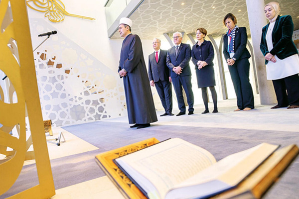 Almanya Cumhurbaşkanı camide: 'Hocam bana namazı göster misiniz?'