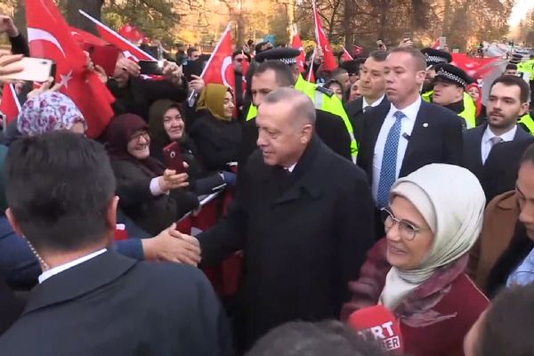 İngiltere'de yaşayan Türk vatandaşlarından Cumhurbaşkanı Erdoğan'a sevgi gösterisi
