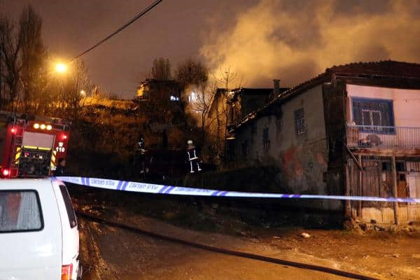 Ankara’da üç gecekondu kül oldu