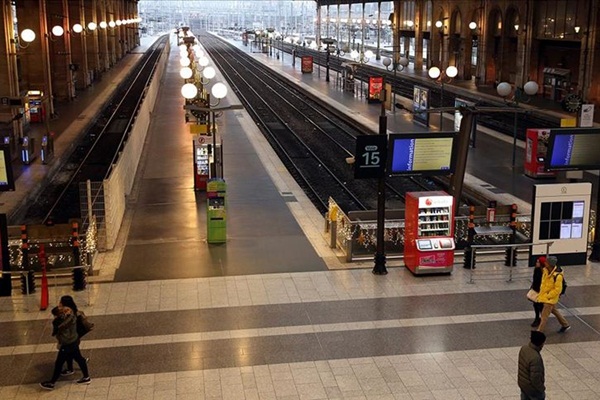 Fransa'da hayat durma noktasına geldi