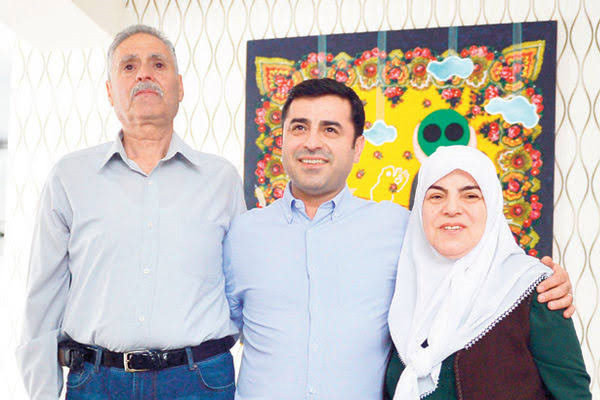 Selahattin Demirtaş'ın ailesi trafik kazası geçirdi