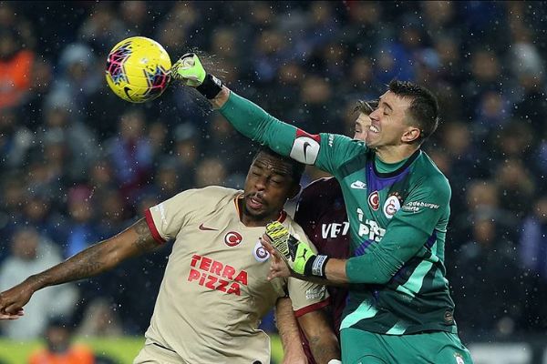 Fernando Muslera Galatasaray'ı sırtlıyor