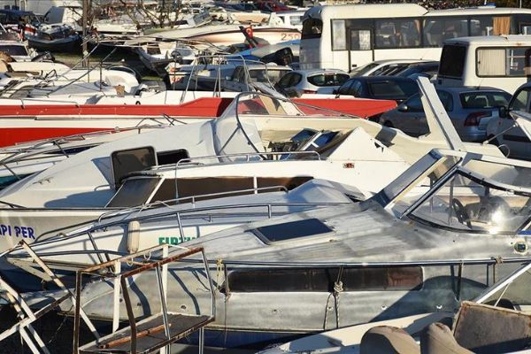 'Umuda yolculuk'ta kullanılan tekneler otoparkı doldurdu