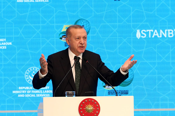 Erdoğan'dan Macron'a tepki: Karşımızda susuyor, NATO'da konuşuyor