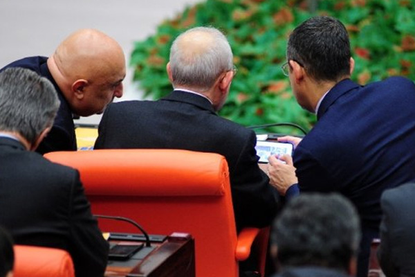 Özgür Özel Kılıçdaroğlu'na ne gösterdi?