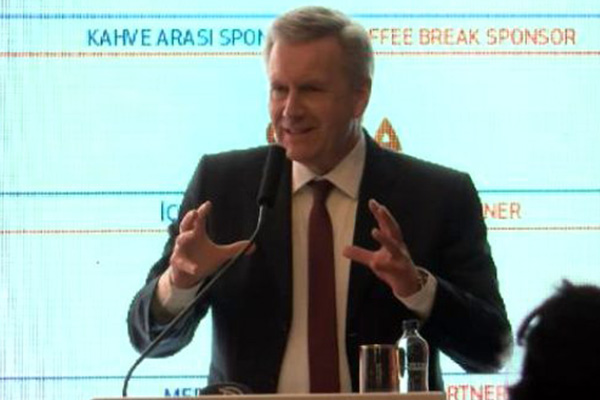 TÜSİAD'ın konferansında çeviri krizi! Almanca yerine İngilizce konuşması istenince kürsüden indi