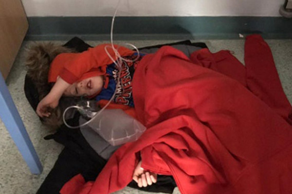 İngiltere'de hasta çocuğu 4 saat yerde beklettiler, Johnson'dan özür geldi