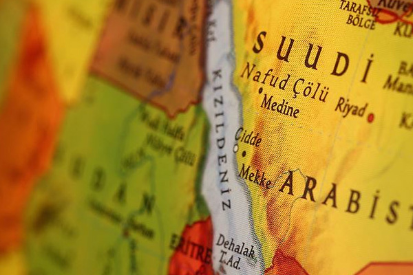 Suudi Arabistan'da bekar erkeklerin restoranlara farklı kapıdan giriş zorunluluğu kaldırıldı