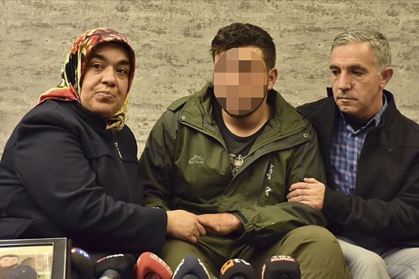 HDP binası önünde eylem yapan anne, dağa kaçırılan oğluna kavuştu