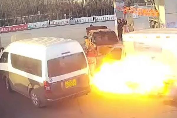 Yağ sızdıran kamyonet, saniyeler içersinde alev aldı