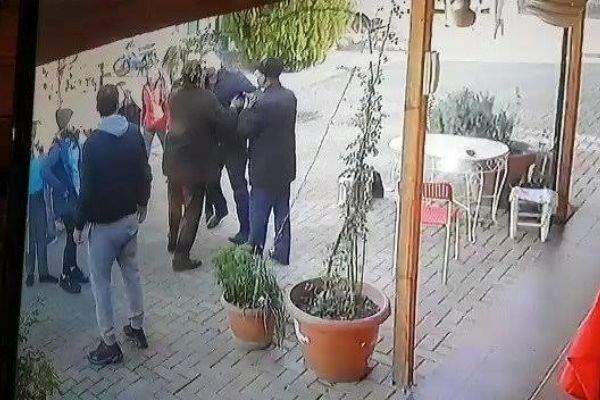 Öfkeli baba, kızlarını dövmekle suçladığı kız öğrenciyi kovaladı
