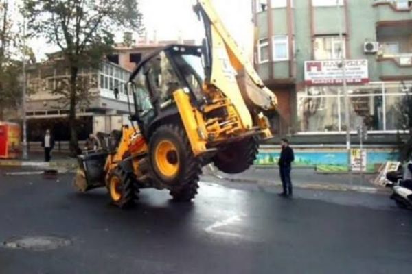 Kepçeyle 'akrobatik' hareket yapan operatöre ceza