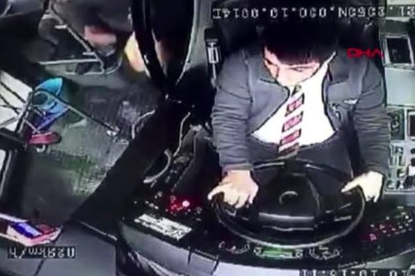 Otobüs şoförüne yumruklu saldırı kamerada
