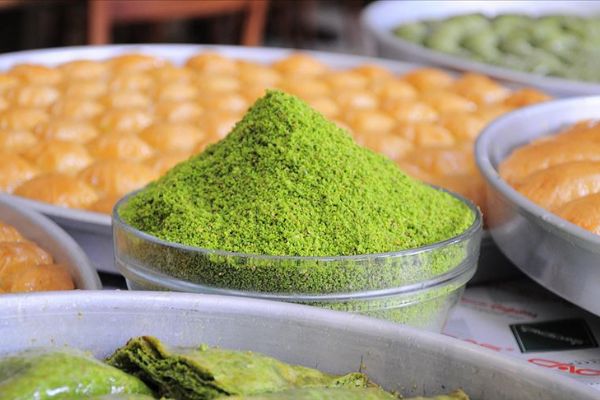 Baklava üreticileri 'fıstık stokçularından' rahatsız