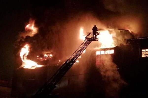 Zonguldak'ta mobilya imalathanesinde çıkan yangın söndürülmeye çalışılıyor