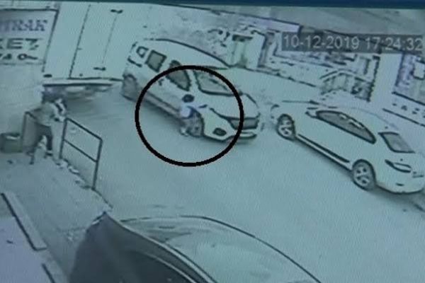 İzmir Bayraklı'da küçük çocuğun ölümden kıl payı kurtulma anları böyle kaydedildi