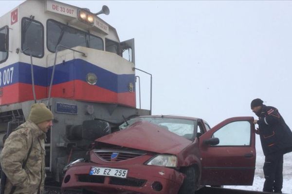 Kars'ta yük treninin hemzemin geçitte çarptığı otomobildeki 3 kişi öldü