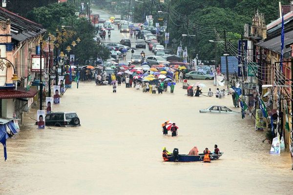Malezya'da sel baskını yaklaşık 4 bin kişiyi yerinden etti