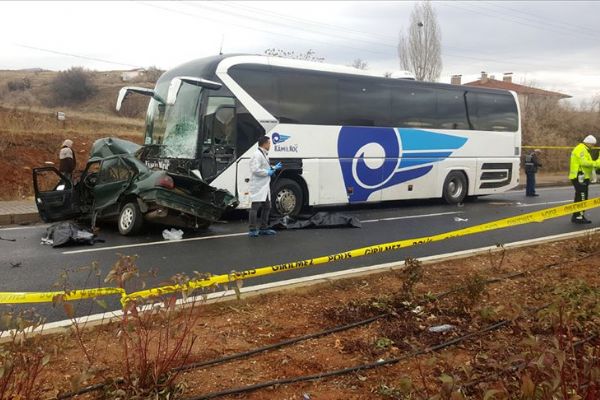 Kırşehir'de yolcu otobüsü ile otomobil çarpıştı: 4 ölü