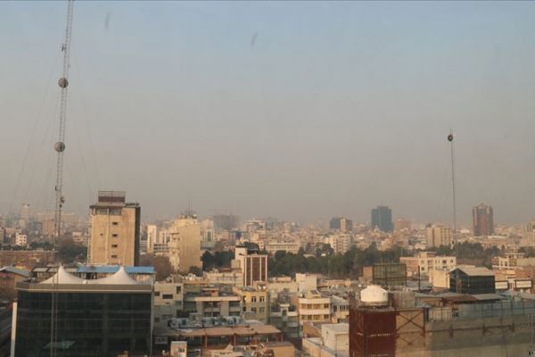 Tahran'da hava kirliliği nedeniyle yarın okullar tatil edildi