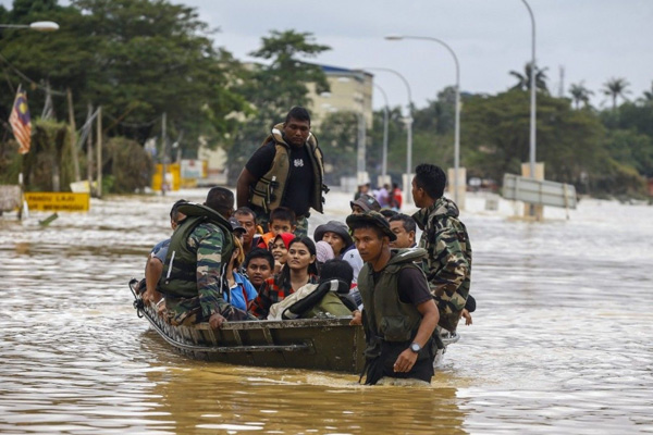 Malezya'daki sel binlerce sel kişiyi yerinden etti