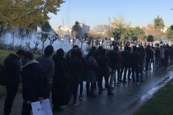 İş duyurusu sonrası İBB'nin önünde metrelerce kuyruk oluştu