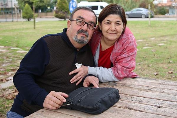 Çantasında taşıdığı yapay kalbine gözü gibi bakıyor