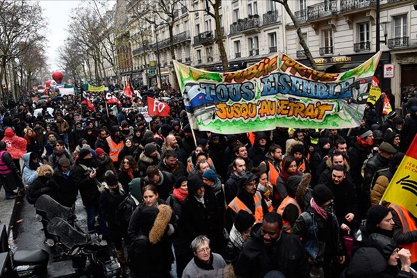 Fransa'da grevler nedeniyle rekor uzunlukta araç kuyruğu oluştu