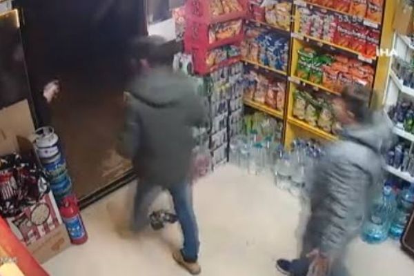 Psikopat müşteri bakkalı bastı; 1 yaralı!