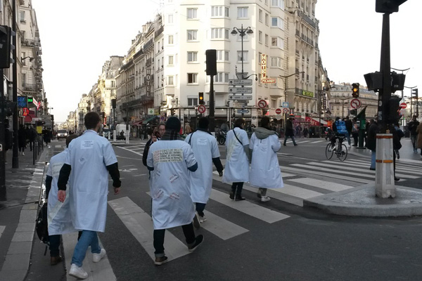 Fransa'da sular durulmuyor: Bu kez doktorlar sokağa indi