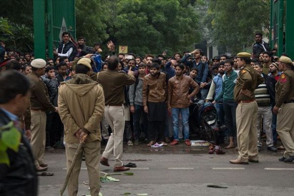 Hindistan Yüksek Mahkemesi, Vatandaşlık Yasası'nın iptali davalarını erteledi