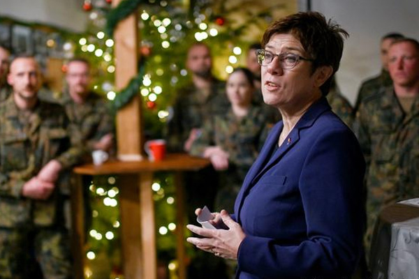 Almanya Savunma Bakanı Kıbrıs'a gidiyor