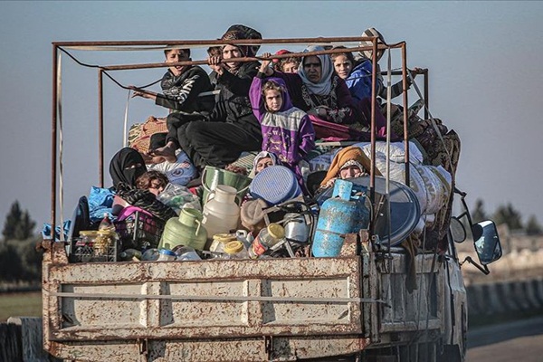 Son 24 saatte 12 bin sivil, sınır hattına yakın bölgelere göç etti