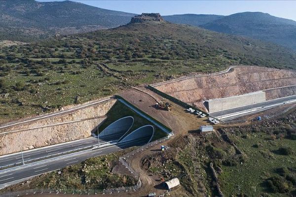 Otoyolla kesişen 2 bin 600 yıllık yol çelik köprüyle korundu