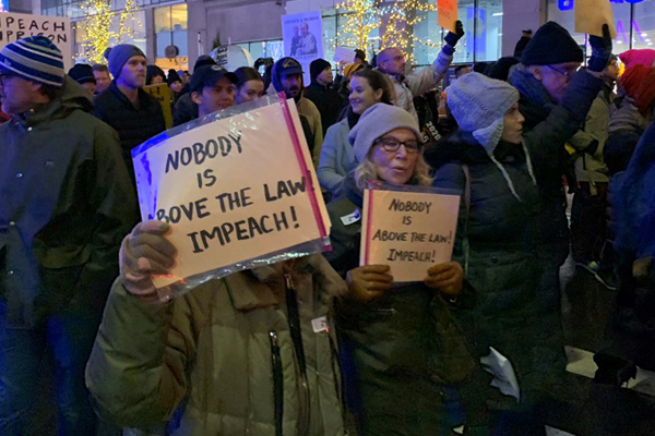 ABD halkı Times Meydanı'na indi: Trump'ın azlini istiyorlar