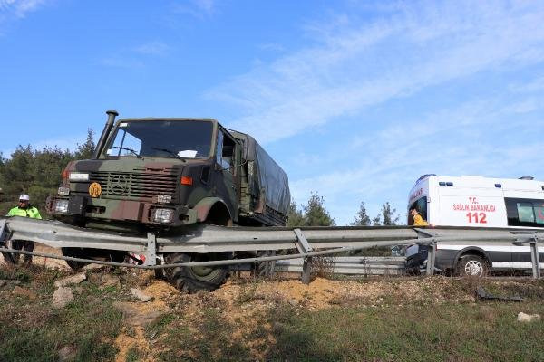Askeri araç bariyerlere çarptı: Yaralı askerler var