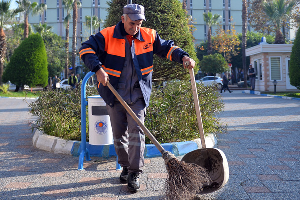 Mersin'de sokağı halay çekerek temizleyen işçiye bir maaş ikramiye