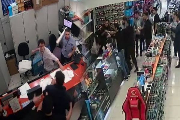 Bilgisayarı tamir olmayınca teknomarketi birbirine kattı