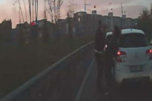 Yol ortasında doktor böyle dayak yedi!