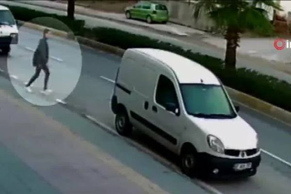 Minibüse yetişmek isterken ölümden döndü