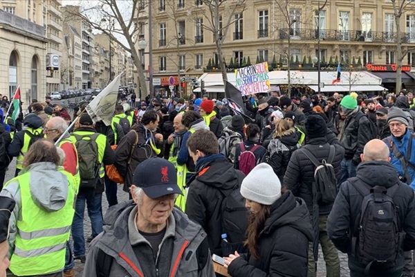 Fransa'da polise ilk kez sarı yelekliye şiddetten hapis cezası
