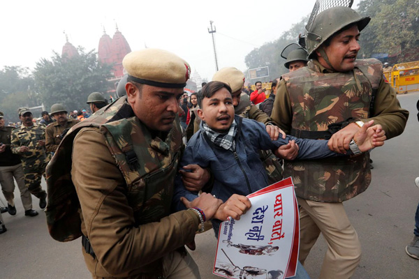 Hindistan yönetimi Delhi'yi ablukaya alıyor